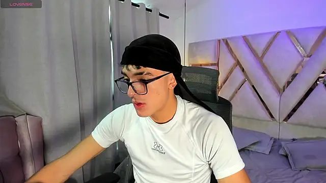 Snapshot of sayronvg chatting on November 2025 11:55:02 AM sayronvg online show from November 2025 11:55:02 AM