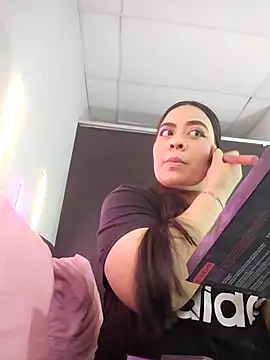 Snapshot of Monserrat_J chatting on November 2025 12:20:01 PM Monserrat J online show from November 2025 12:20:01 PM