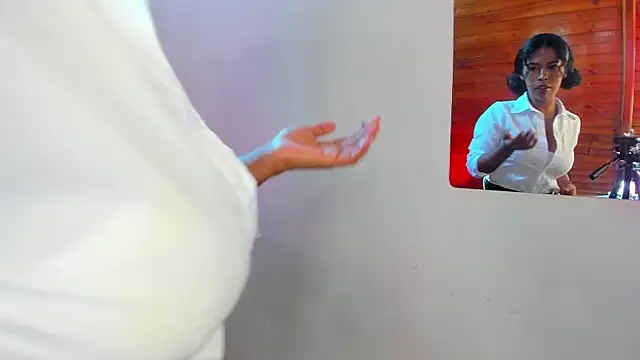 lilith sanz online show from November 2025 01:36:01 PM