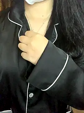 Hanni 22 online show from December 2025 12:21:02 PM