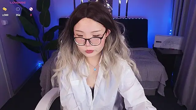 Snapshot of Erica_Asti chatting on November 2025 03:27:02 PM Erica Asti online show from November 2025 03:27:02 PM