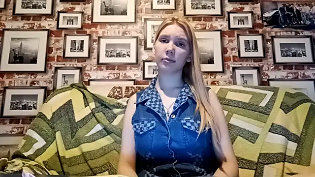 Snapshot of EvieBaggette chatting on November 2025 06:13:01 AM EvieBaggette online show from November 2025 06:13:01 AM