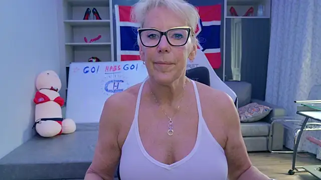 Snapshot of FitCougar chatting on May 2026 04:13:01 PM FitCougar online show from May 2026 04:13:01 PM