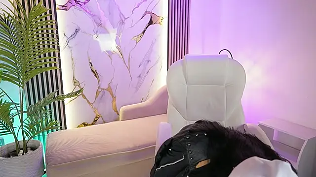 Snapshot of MeganLowell chatting on November 2025 07:05:02 PM MeganLowell online show from November 2025 07:05:02 PM