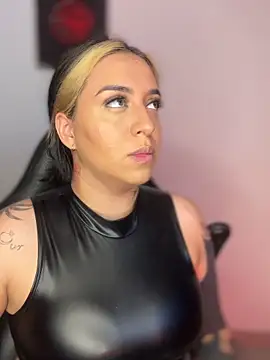 Snapshot of VeloraVyxen_ chatting on December 2025 01:46:02 AM VeloraVyxen online show from December 2025 01:46:02 AM