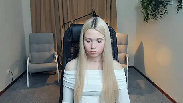 Snapshot of CherrylHolme chatting on November 2025 03:44:02 PM CherrylHolme online show from November 2025 03:44:02 PM