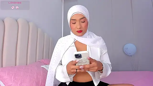 Snapshot of Amira-Zahra chatting on May 2026 07:19:01 PM Amira-Zahra online show from May 2026 07:19:01 PM