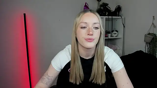 EvelynBlond online show from April 2026 12:39:01 PM