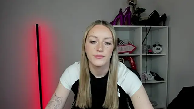 Snapshot of EvelynBlond chatting on April 2026 12:22:02 PM EvelynBlond online show from April 2026 12:22:02 PM