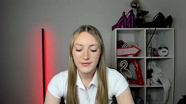 Snapshot of EvelynBlond chatting on April 2026 12:39:01 PM EvelynBlond online show from April 2026 12:39:01 PM