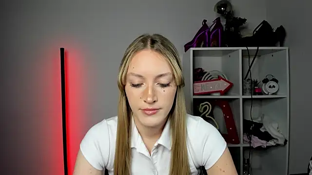Snapshot of EvelynBlond chatting on May 2026 12:43:01 PM EvelynBlond online show from May 2026 12:43:01 PM