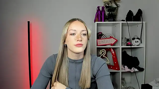 Snapshot of EvelynBlond chatting on May 2026 12:33:02 PM EvelynBlond online show from May 2026 12:33:02 PM