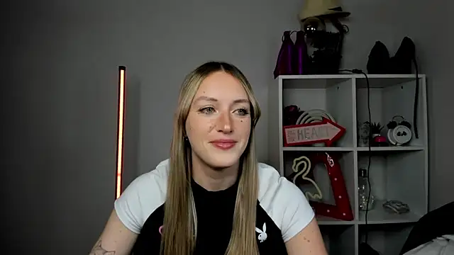Snapshot of EvelynBlond chatting on May 2026 12:46:01 PM EvelynBlond online show from May 2026 12:46:01 PM