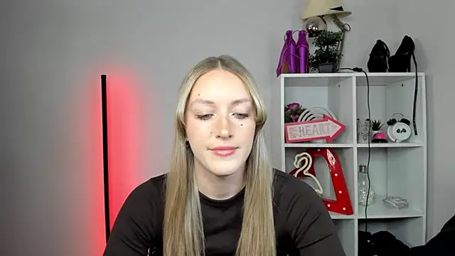Snapshot of EvelynBlond chatting on May 2026 12:45:01 PM EvelynBlond online show from May 2026 12:45:01 PM