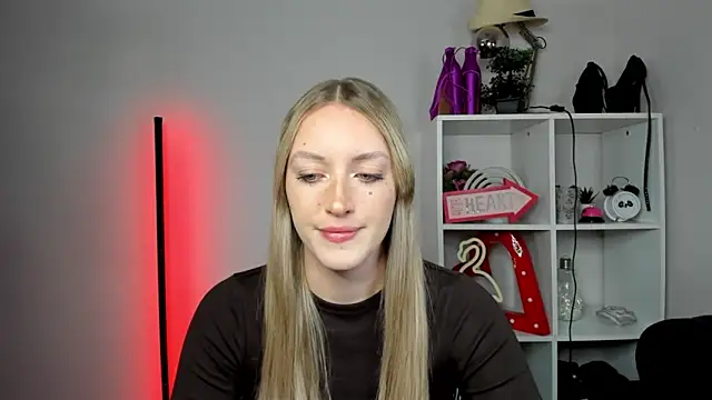 Snapshot of EvelynBlond chatting on May 2026 05:25:01 AM EvelynBlond online show from May 2026 05:25:01 AM