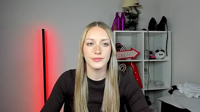 Snapshot of EvelynBlond chatting on May 2026 12:55:02 PM EvelynBlond online show from May 2026 12:55:02 PM