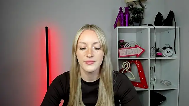 Snapshot of EvelynBlond chatting on May 2026 12:44:02 PM EvelynBlond online show from May 2026 12:44:02 PM