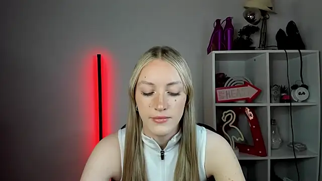 Snapshot of EvelynBlond chatting on May 2026 12:34:02 PM EvelynBlond online show from May 2026 12:34:02 PM
