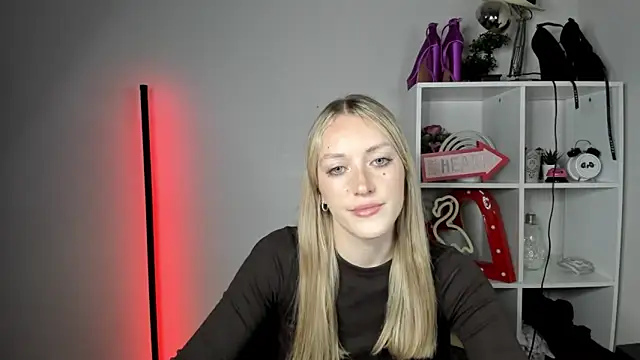 Snapshot of EvelynBlond chatting on June 2026 12:39:01 PM EvelynBlond online show from June 2026 12:39:01 PM
