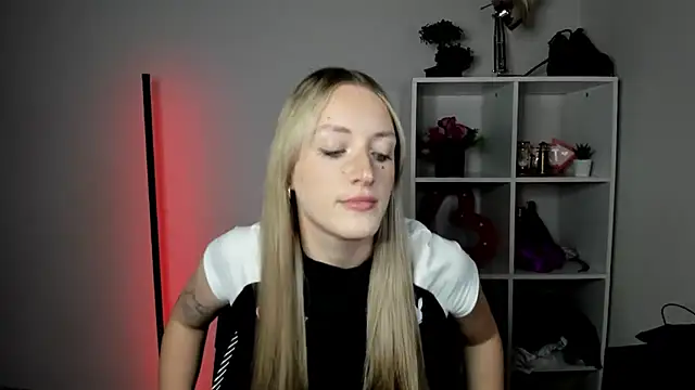 EvelynBlond online show from July 2026 12:58:01 PM