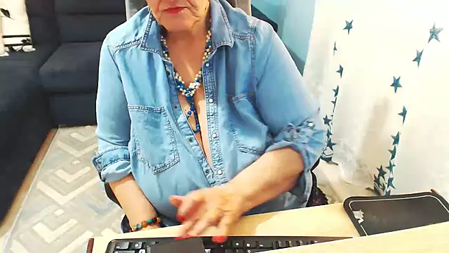 Snapshot of MatureMaiden chatting on March 2025 03:24:02 PM MatureMaiden online show from March 2025 03:24:02 PM