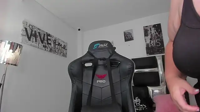 Sophiie Rouse  online show from November 2025 06:54:01 PM