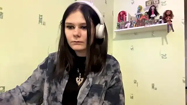 Snapshot of TraceeSchutt chatting on November 2025 12:42:01 PM TraceeSchutt online show from November 2025 12:42:01 PM