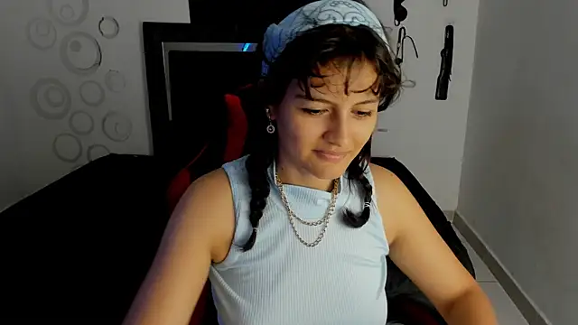 Mia and Kenai online show from December 2025 12:32:01 PM