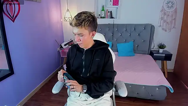 Juaan Diick online show from March 2026 06:37:02 PM