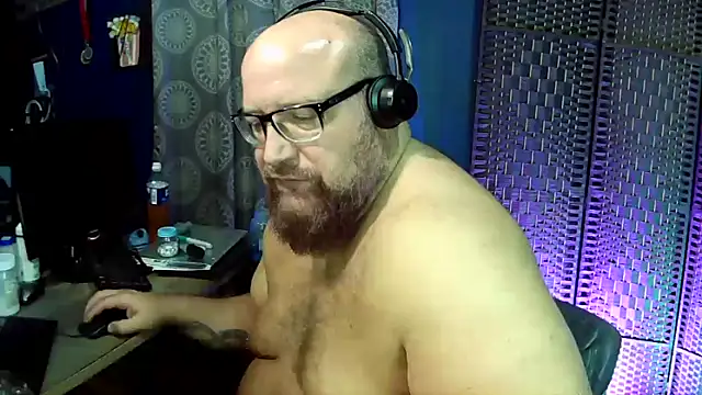 Snapshot of BigBearforCuddles chatting on April 2026 01:48:01 AM BigBearforCuddles online show from April 2026 01:48:01 AM
