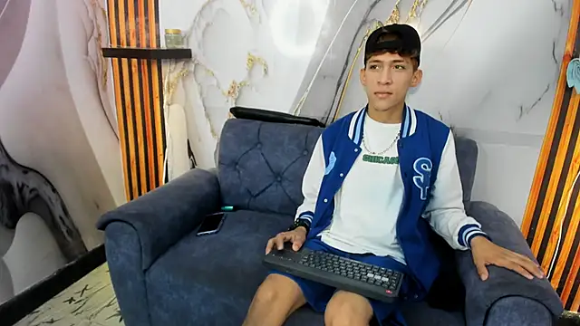 Alex LatinBoy18 online show from November 2025 08:31:01 PM