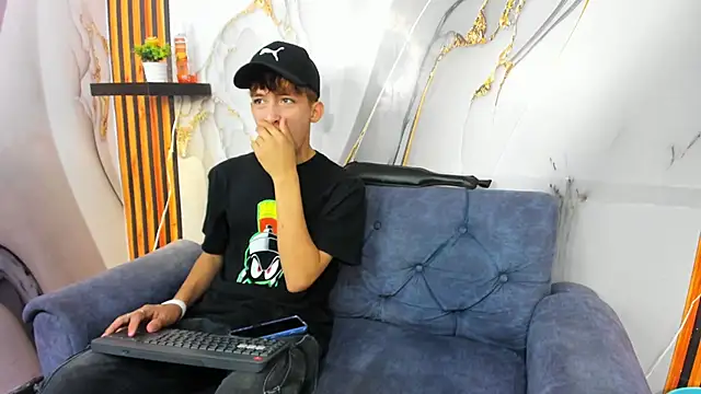 Alex LatinBoy18 online show from November 2025 08:11:02 PM