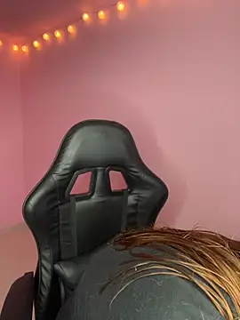 Davne  online show from December 2025 09:12:02 PM