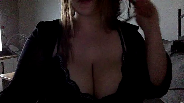 Snapshot of Blue-Coxy chatting on December 2025 10:03:01 PM Blue-Coxy online show from December 2025 10:03:01 PM