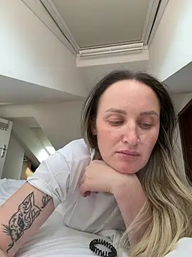 Snapshot of TomilaSi chatting on July 2026 01:52:01 PM TomilaSi online show from July 2026 01:52:01 PM