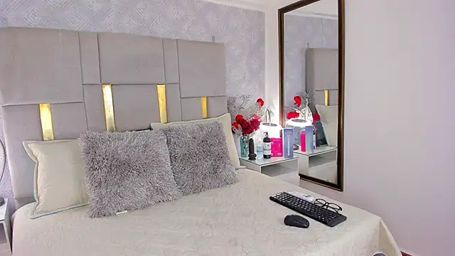 IsisBrown  online show from April 2026 07:42:01 PM