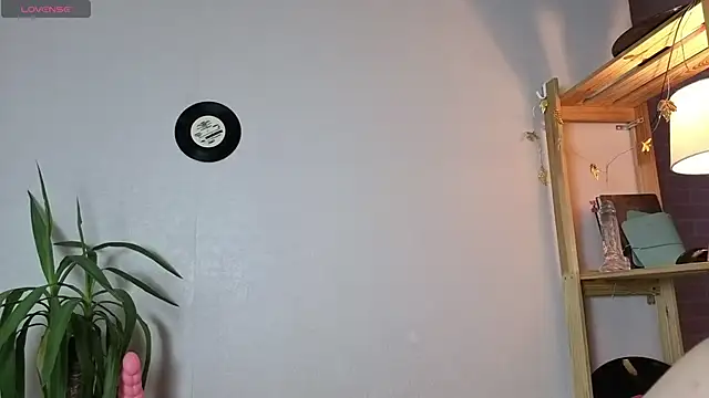 Snapshot of Me1inMonro chatting on November 2025 05:42:02 AM Me1inMonro online show from November 2025 05:42:02 AM