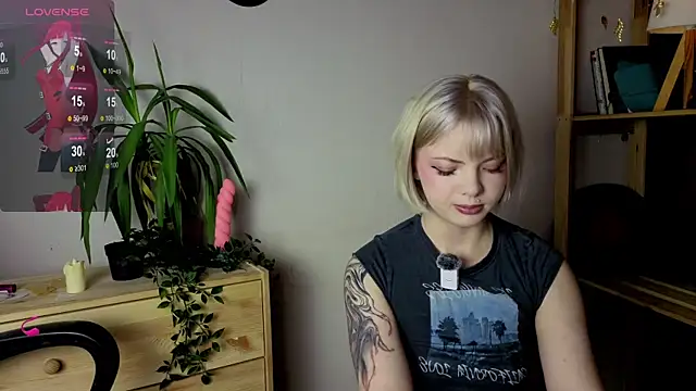 Snapshot of Me1inMonro chatting on November 2025 05:32:02 AM Me1inMonro online show from November 2025 05:32:02 AM