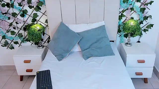 CharlotteBlossom online show from December 2025 08:25:01 PM