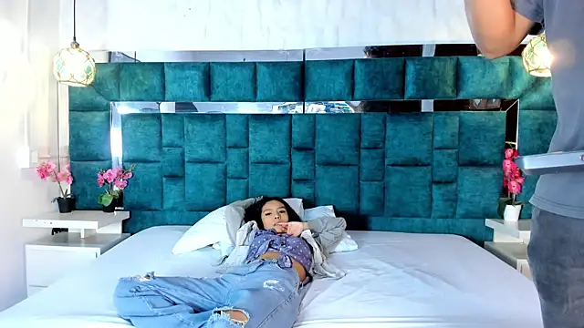  bonnyandclyde online show from April 2026 01:02:02 PM