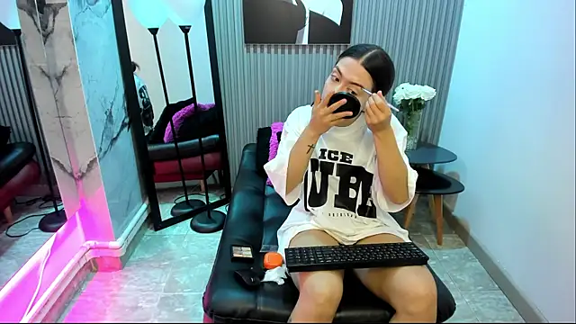 Violettacamss 69 online show from November 2025 04:42:02 PM