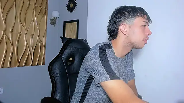 Snapshot of shy_guy18 chatting on December 2025 02:41:02 AM shy guy18 online show from December 2025 02:41:02 AM