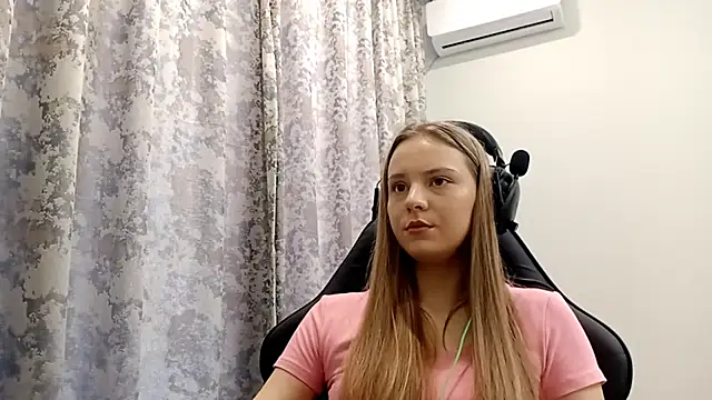 Snapshot of CrackShirker chatting on December 2025 08:08:01 AM CrackShirker online show from December 2025 08:08:01 AM