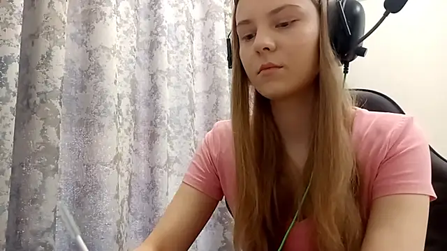 Snapshot of CrackShirker chatting on December 2025 06:19:01 AM CrackShirker online show from December 2025 06:19:01 AM