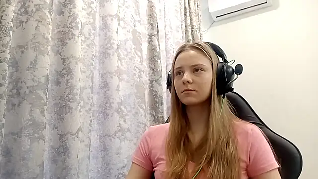 Snapshot of CrackShirker chatting on December 2025 06:19:01 AM CrackShirker online show from December 2025 06:19:01 AM