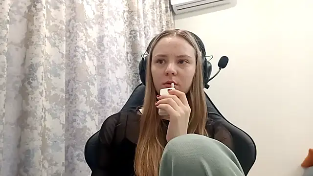 Snapshot of CrackShirker chatting on December 2025 06:11:01 AM CrackShirker online show from December 2025 06:11:01 AM