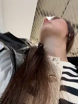 ZaraHill online show from December 2025 04:07:01 AM