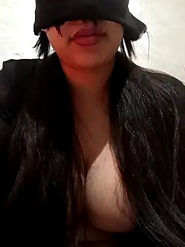 Snapshot of Amou-na chatting on November 2025 01:20:02 AM Amou-na online show from November 2025 01:20:02 AM