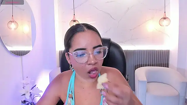 Snapshot of alana_martiins chatting on May 2026 07:44:02 PM alana martiins online show from May 2026 07:44:02 PM