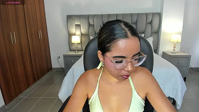 Snapshot of alana_martiins chatting on May 2026 07:12:02 PM alana martiins online show from May 2026 07:12:02 PM